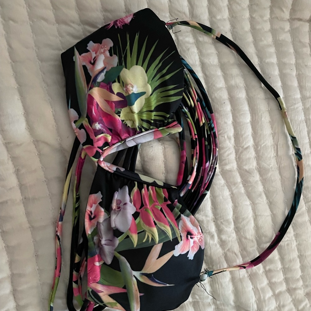 It is a size xs, from Aeropostale. Floral print.